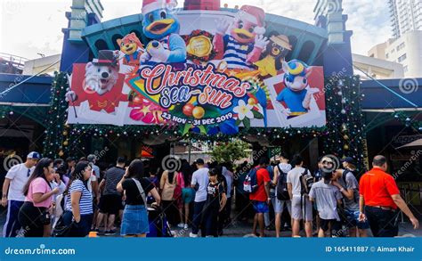 Crowd Of People Line Up And Waiting To Enter The Gate At Sunway Lagoon