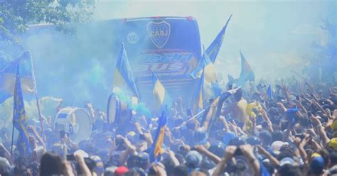 Las Mejores Fotos Del Banderazo De Los Hinchas De Boca A Las Puertas De La Concentración Infobae