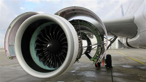 turbojet - Why the green inside newer turbofan engine nacelles ...