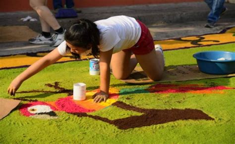 Fotos Coloridas Alfombras Adornan Las Calles Durante Semana Santa En