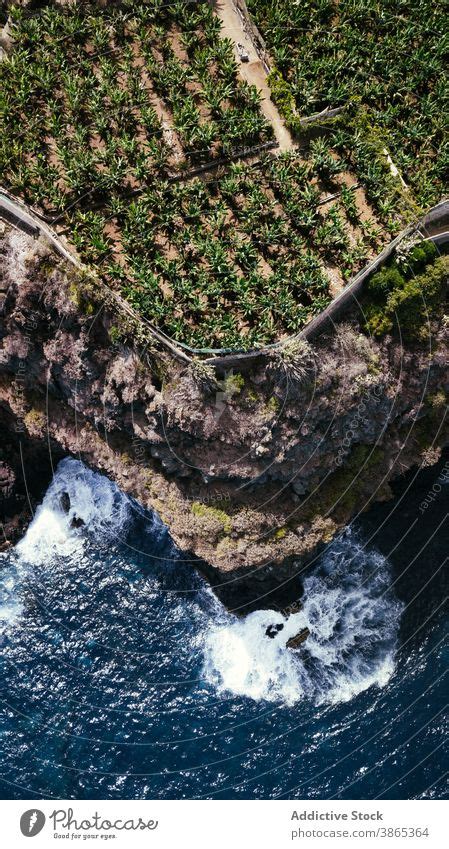 Meeresküste mit Wellen gegen felsige Klippen schlagen ein