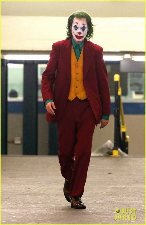 Joaquin Phoenixs Joker Casually Walks Through Nyc Subway In Full Clown