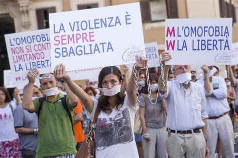 Piazza Montecitorio Flash Mob Per Dire No Alla Legge Contro L Omofobia