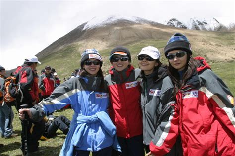 登山队首次拉练告捷 美女野兽信心绽放在高原 搜狐娱乐频道