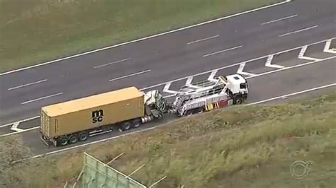 Carretas ácido fosfórico batem e provocam congestionamento na