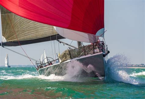 Yacht Della Barca A Vela Con Le Vele Rosse Immagine Stock Immagine Di