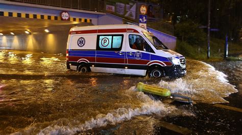 Podtopienia i burze Zalane ulice zamknięty SOR i wstrzymany ruch