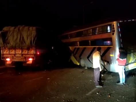 4 Vehicles Collide On National Highway Near Vadodara 5 Injured Locals