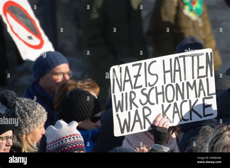 Tausende Teilnehmer Beteiligen Sich Bei Einer Grossdemonstration Gegen