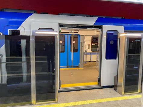 Sistema de plataforma de porta automática em uma nova estação de metrô