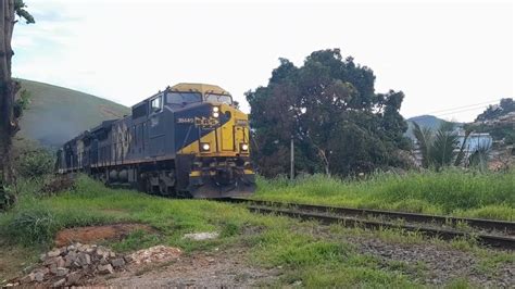 Carga geral 5 locomotivas levando vagões carregados e vazios