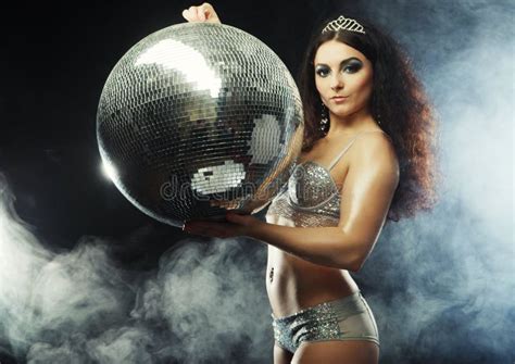 Ragazza Del Ballerino In Fumo Con La Palla Della Discoteca Immagine