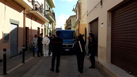 Uccide La Moglie E Aspetta I Carabinieri In Piazza Con Il Coltello