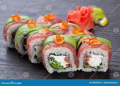 Sushi Traditionnel Japonais à L avocat Saumon Et Fromage à Pâte Molle