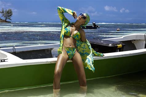 Modelo Sexy De Bikini Posando Sensualmente En Un Barco En Unas Vacaciones De Lujo En Seychelles
