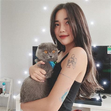 Dăm ba thứ nổi tiếng của YouTuber hot girl với streamer Việt Sang chảnh ở đâu chứ về nhà thì