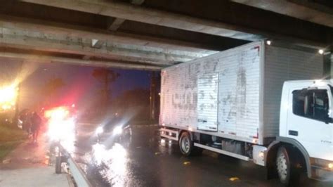 Caminhão fica preso embaixo do viaduto do bairro Aririú na BR 101 em