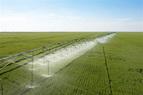 Sistema De Rega No Terreno Um Pivô De Irrigação De Um Campo Foto de