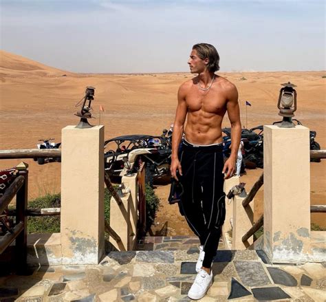 Photo Dylan Thiry partage son quotidien luxueux à Dubaï sur Instagram