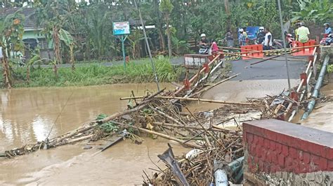 Video Detik Detik Jembatan Merah Putih Tamanan Ambrol Tergerus Derasnya