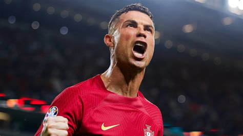 Cristiano Ronaldo Leva Tr S D Cadas A Ultrapassar A Centena De Golos