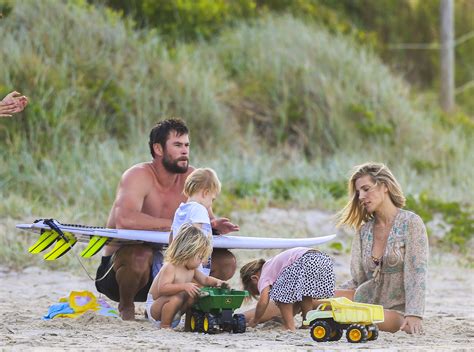 Elsa Pataky Y Chris Hemsworth Disfrutan De Sus Tres Hijos En La Playa