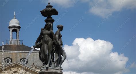 Foto De Statues Of 3 Naked Girls In A Fountain Against The Backdrop Of