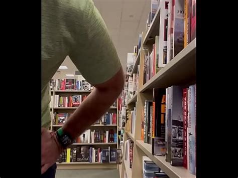 Masturbarse en la librería Masturbacion en publico XVIDEOS