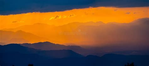 Hipnotizante Puesta De Sol De Color Naranja Suave Sobre La Silueta De