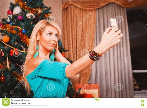 Mujer Bonita Que Toma La Foto Del Selfie En El árbol De Navidad Del