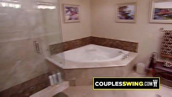 Sexo tórrido en el jacuzzi antes de una orgía XVIDEOS