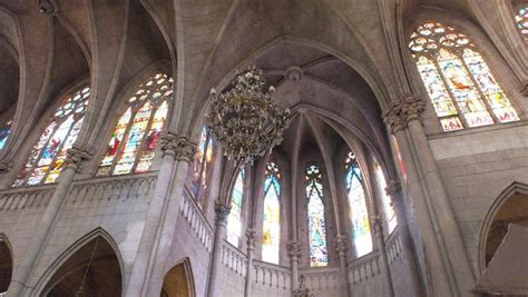 Interior De La Catedral De Los Santos Pedro Y Cecilia Vitraux