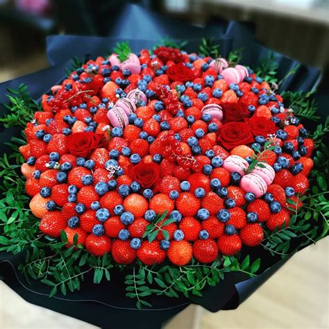 Букет с клубникой, голубикой, смородиной, макарунами и розами купить в ...