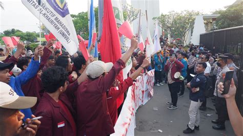 Demo Hari Pj Gubernur Banten Mahasiswa Kasih Kartu Merah