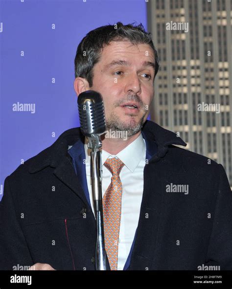 Jérémie Robert Cónsul General De Francia En Nueva York Habla En La Celebración De La Admisión