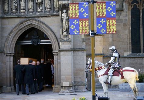 リチャード3世の遺骨再埋葬へ 数万人が出迎え 英中部 写真25枚 国際ニュースAFPBB News