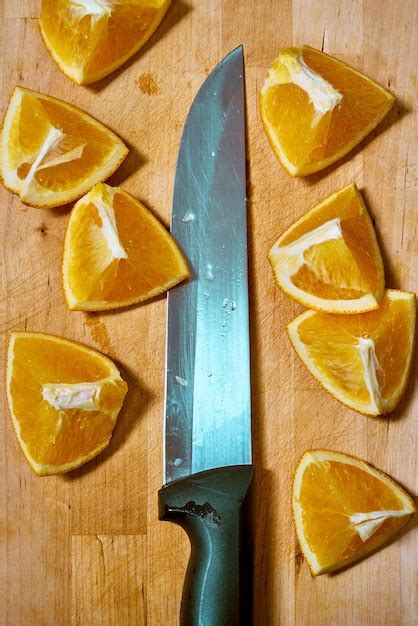 Rodajas De Naranja Fresca Y Un Cuchillo De Fruta Sobre Una Tabla Para