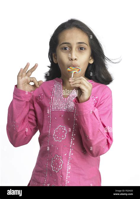 South Asian Indian Girl Sucking Lollipop En Maternelle M Photo Stock