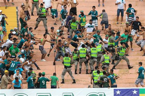 Narrador Sobre Violência No Futebol Brasileiro Polícia Bate E Tchau