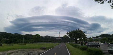 天有異相？台北天空驚現巨大「莢狀雲」 形成原因曝光｜東森新聞：新聞在哪 東森就在哪裡