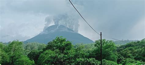 Gunung Lewotobi Laki Laki Kembali Erupsi Semburkan Asap Tebal Dan Abu