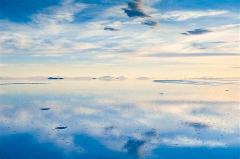 Superfície do espelho do salar de uyuni ao pôr do sol na bolívia