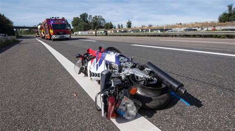 T Dlicher Unfall In Oberbayern Auto Erfasst Zwei Motorradfahrer