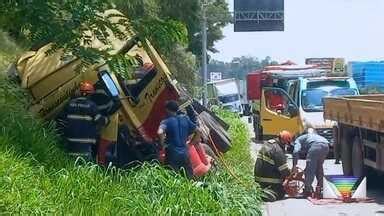 Jornal Vanguarda Três pessoas ficam feridas após batida na Rodovia