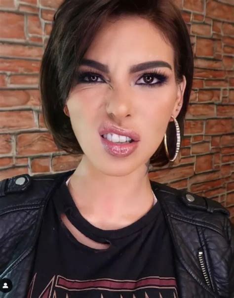 Angie Jibaja 5 looks que muestran el antes y el después de su vida