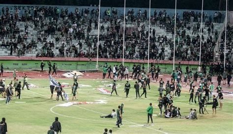 Persebaya Kalah Bonek Mengamuk Turun Ke Lapangan Rusak Fasilitas Stadion