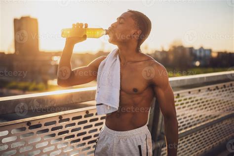 Retrato De Joven Afroamericano Hombre Quien Es Bebiendo Agua Y