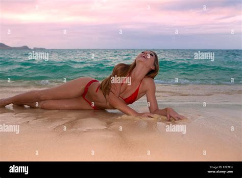 Belle fille en bikini à la plage Banque de photographies et dimages à haute résolution Alamy