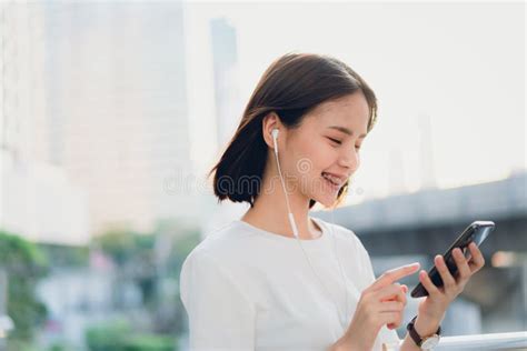 Las Mujeres Est N Escuchando La M Sica De Los Auriculares Blancos Y