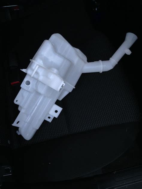 Бачок стеклоомывателя 2 — Mazda 3 (2G) BL, 1,6 л, 2012 года | визит на ...